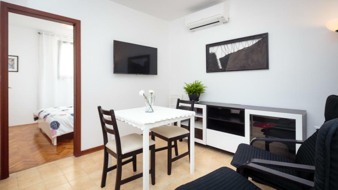 Apartments C52 ロヴィニ エクステリア 写真